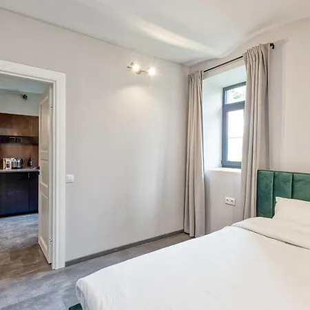 Lejlighed Stylish Flat With Heated Floors And Private Parking